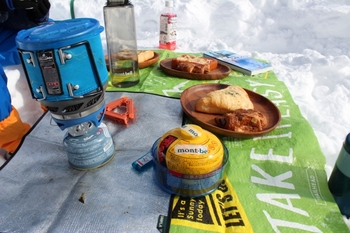 キャンプ飯・雪テーブル